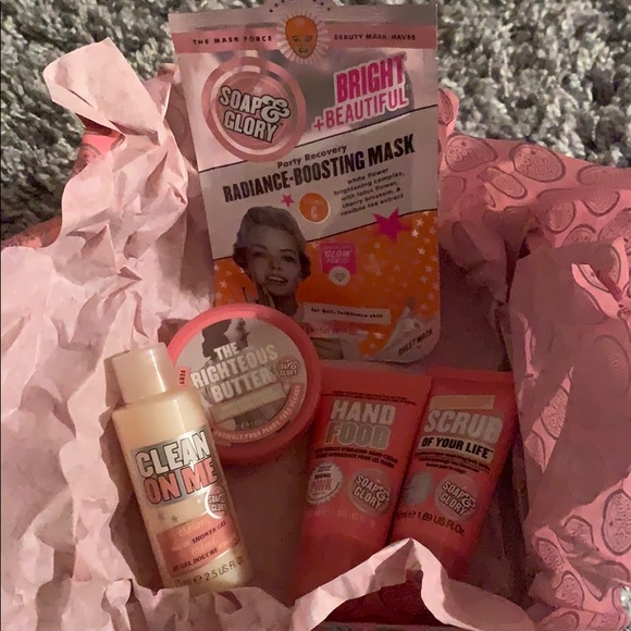 Soap and Glory The Pink Credibles Gift Set - Picture 3 of 3